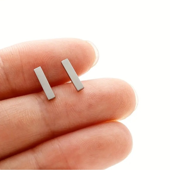 BOGO! Dainty bar studded earrings Rectangle in Silver color - Boutique NEW - Picture 1 of 5